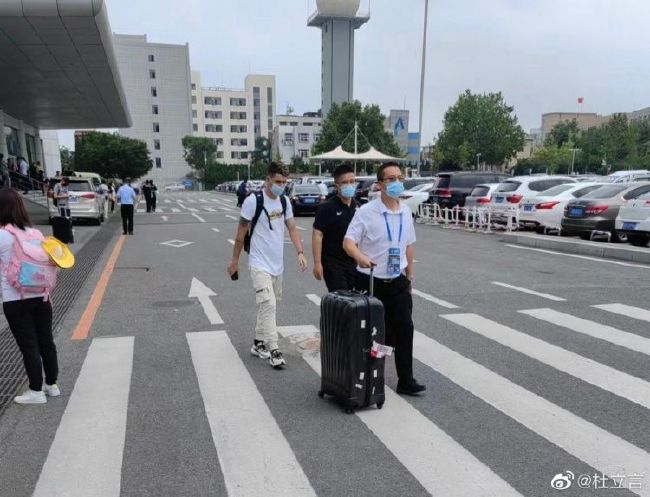 在床上打扑克
